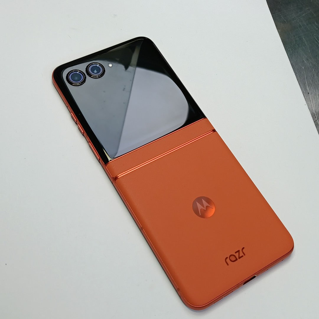 CELULAR MOTOROLA RAZR 50 5G XT2453-1 512 GB 12 GB RAM (SEMINUEVO)