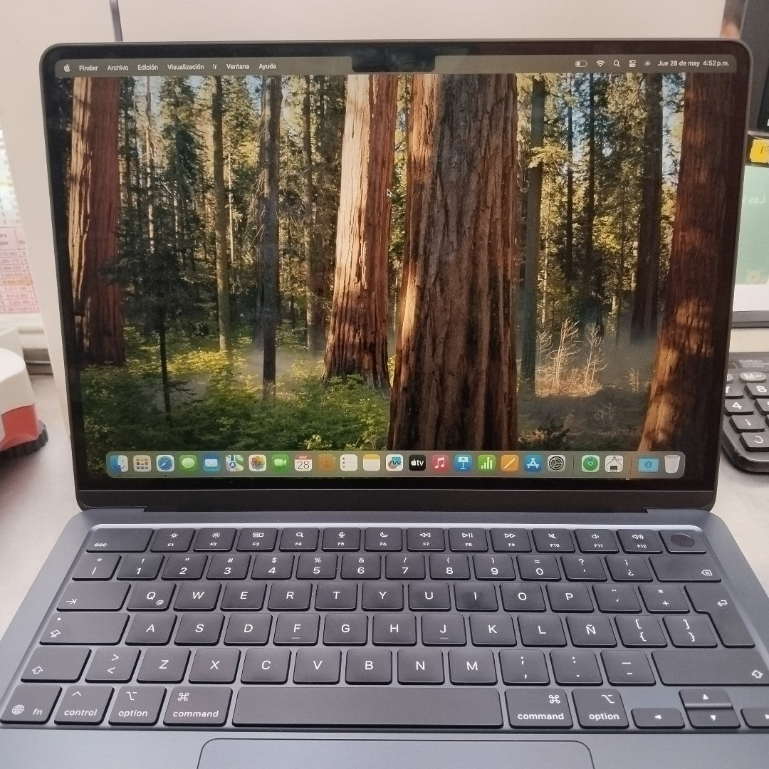 LAPTOP APPLE MACBOOK AIR 13" A3240 (2025) 512 GB SSD 24 GB RAM (SEMINUEVO)