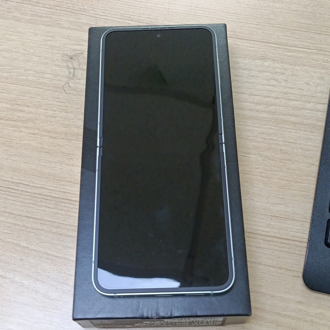 CELULAR SAMSUNG GALAXY Z FLIP6 SM-F741B (2024) 512 GB 12 GB RAM (SEMINUEVO)
