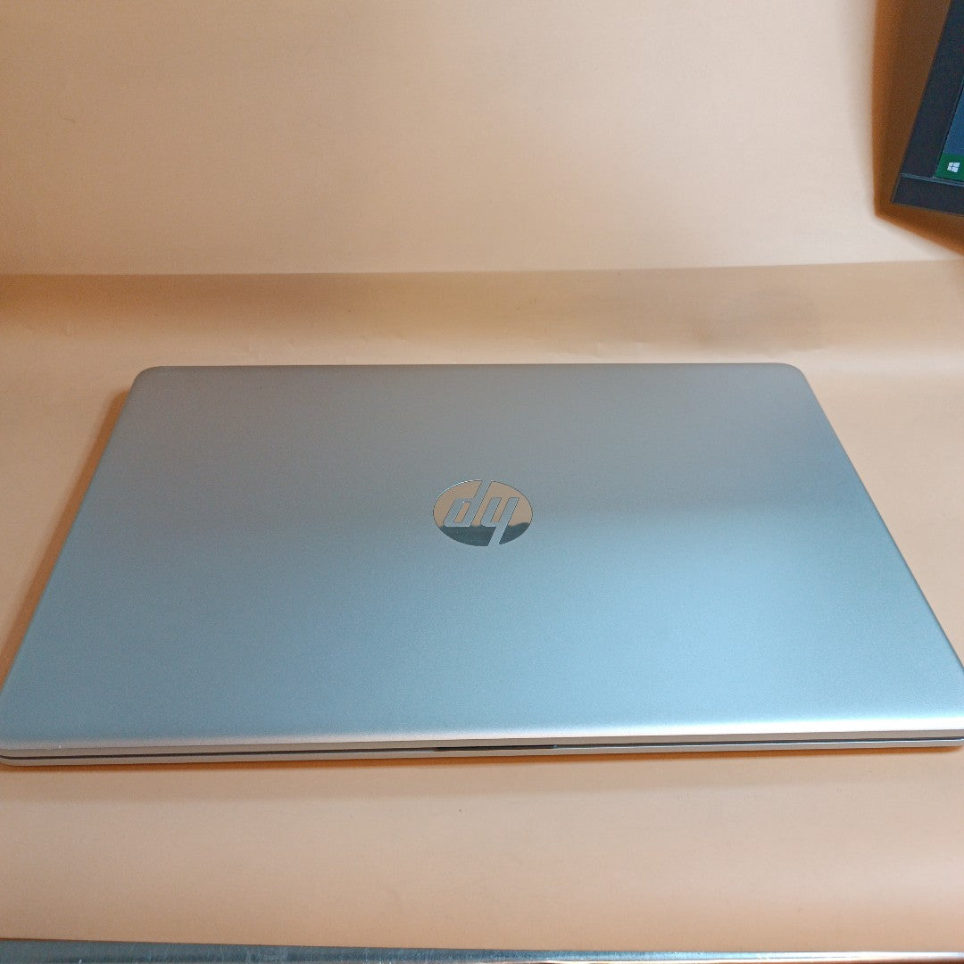 LAPTOP HP 15-EF2518LA (2023) 256 GB SSD 12 GB RAM (SEMINUEVO)
