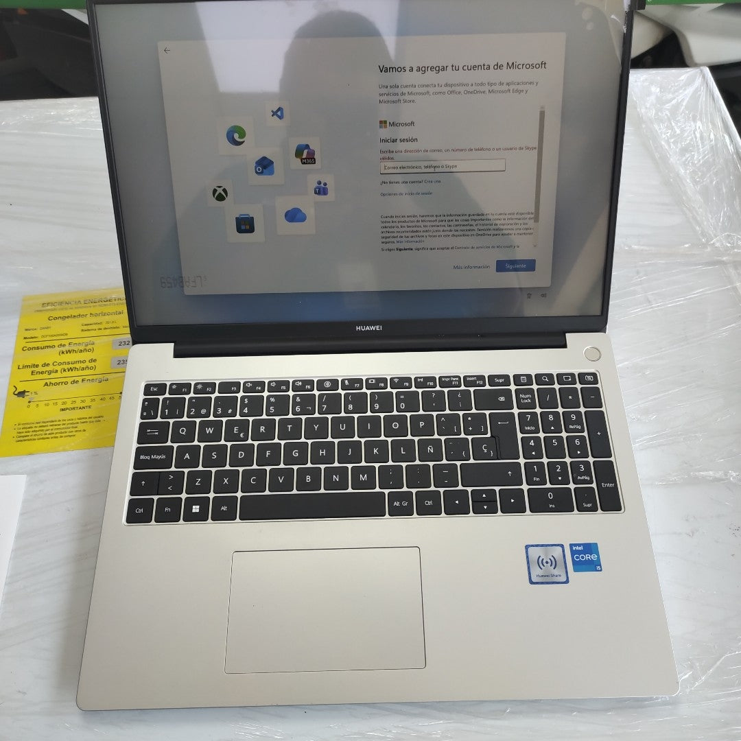 LAPTOP HUAWEI MATEBOOK D16 MCLF-X (2024) 256 GB SSD 8 GB RAM (SEMINUEVO)