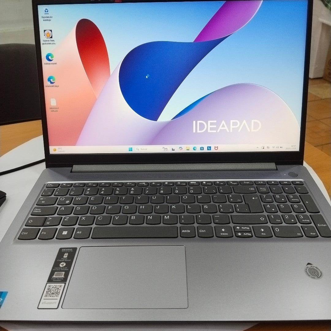 LAPTOP LENOVO IDEAPAD SLIM 3 15IRU8 (2025) 512 GB SSD 8 GB RAM (SEMINUEVO)