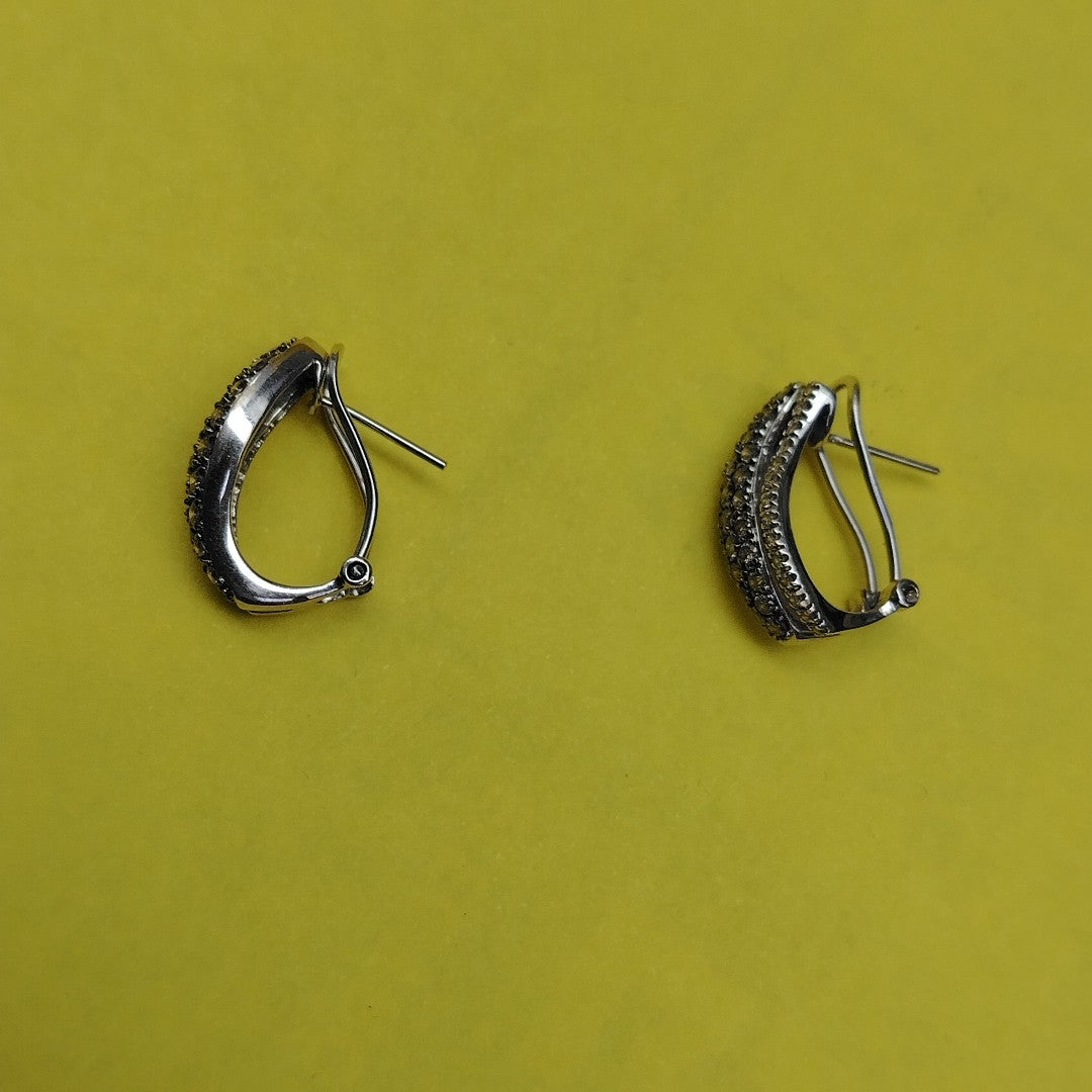 ARETES PAR ORO BLANCO 18 K 5 GRMS (SEMINUEVO)