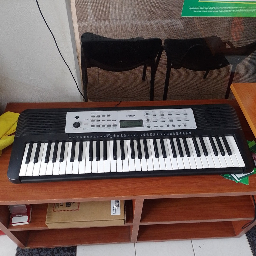 TECLADO YAMAHA YPT-270 61 TECLAS PANTALLA LCD (SEMINUEVO)