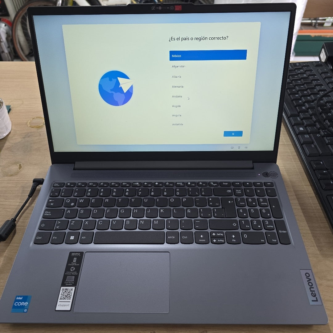 LAPTOP LENOVO IDEAPAD SLIM 3 15IRU8 (2025) 512 GB SSD 8 GB RAM (SEMINUEVO)