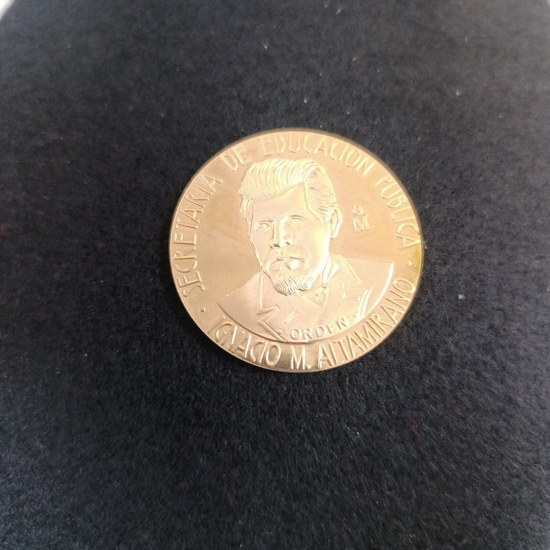 MEDALLA CONMEMORATIVA ORO 21 K 42 GRMS (SEMINUEVO)