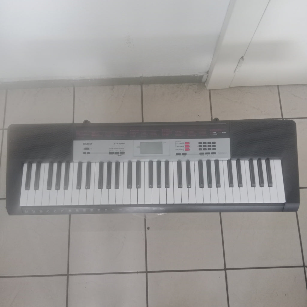 TECLADO CASIO CTK-1500 61 TECLAS PANTALLA LCD (SEMINUEVO)