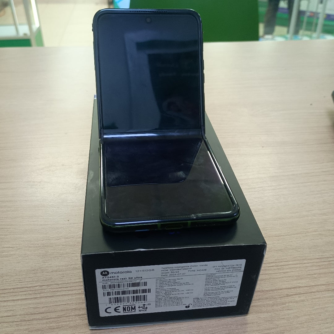 CELULAR MOTOROLA RAZR 50 ULTRA XT2451-3 (2024) 512 GB 12 GB RAM (SEMINUEVO)