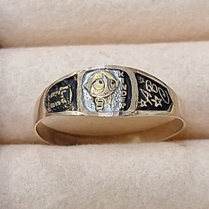 ANILLO DE GRADUACIÓN ORO 8 K 0.8 GRMS (SEMINUEVO)