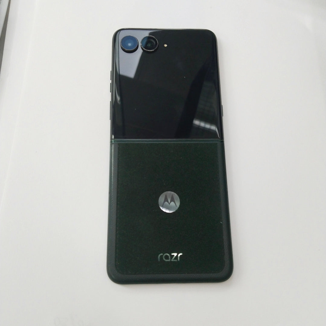 CELULAR MOTOROLA MOTO RAZR 60 ULTRA XT2551-6 (2025) 1 TB 16 GB RAM (SEMINUEVO)