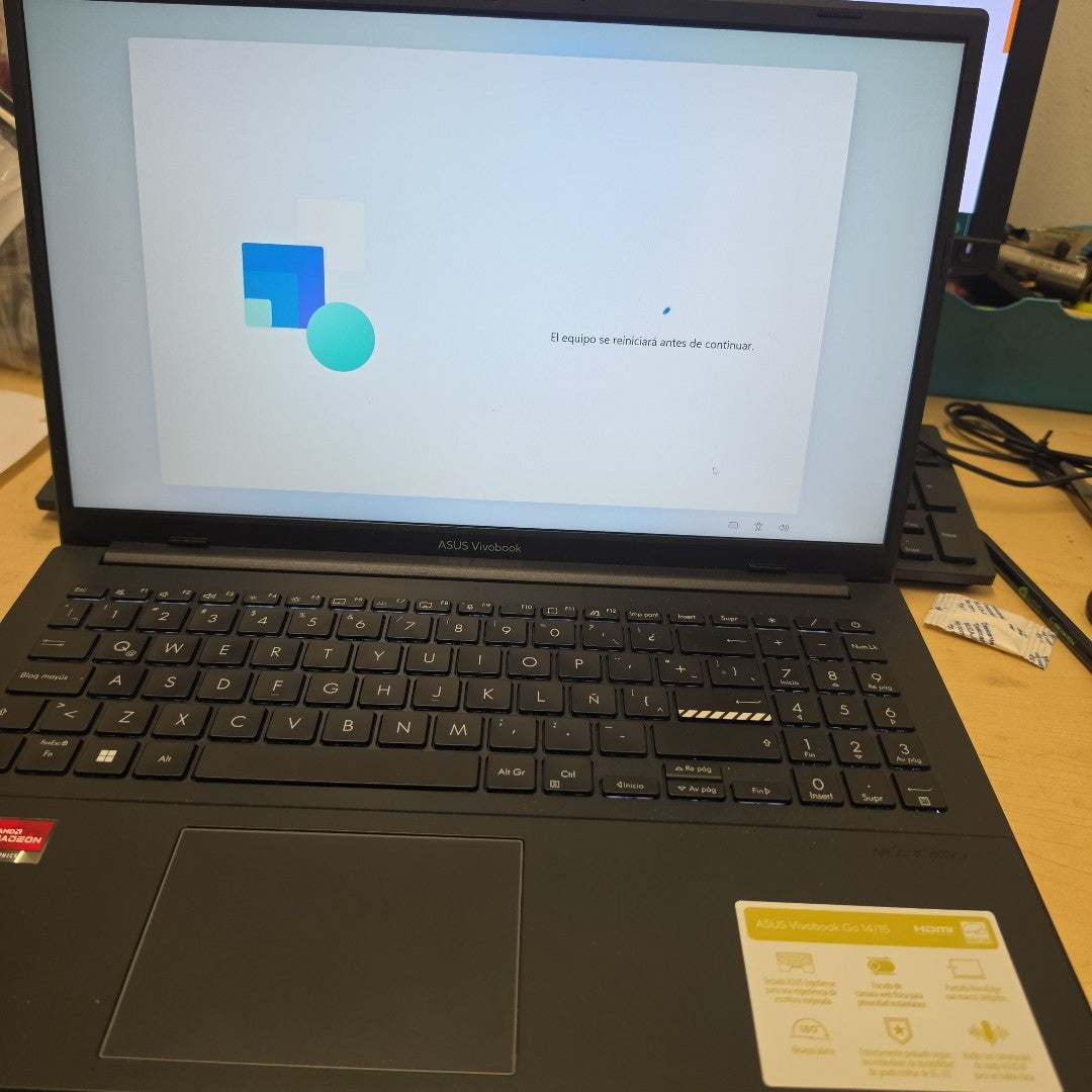 LAPTOP ASUS VIVOBOOK GO 15 E1504FA-NJ1561W (2025) 1 TB SSD 8 GB RAM (SEMINUEVO)