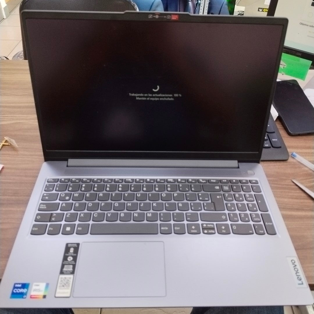LAPTOP LENOVO IDEAPAD SLIM 3 15IRU8 (2023) 1 TB SSD 16 GB RAM (SEMINUEVO)