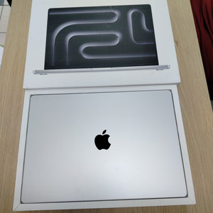LAPTOP APPLE MACBOOK PRO 16" 2024 4.5 A3403 (14 CPU/20 GPU) 512 GB SSD 24 GB RAM (SEMINUEVO)