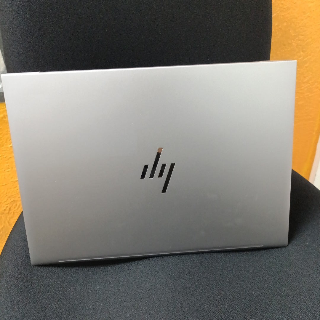 LAPTOP HP ZBOOK FIREFLY 14 G11 (2024) 512 GB SSD 16 GB RAM (SEMINUEVO)