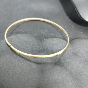 PULSERA RIGIDA ORO 10 K 3.4 GRMS (SEMINUEVO)
