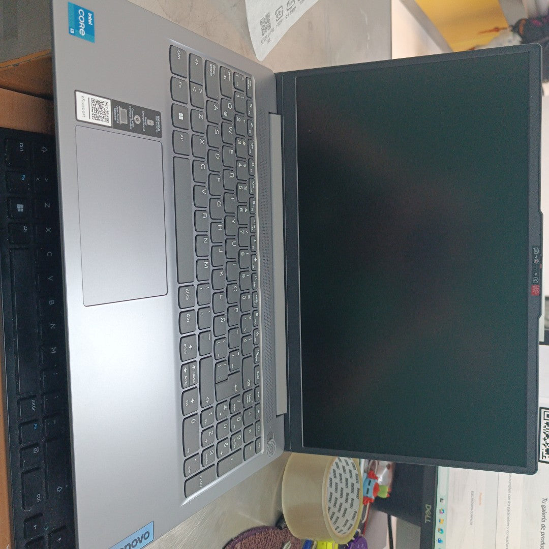 LAPTOP LENOVO IDEAPAD SLIM 3 15IRU8 (2025) 512 GB SSD 8 GB RAM (SEMINUEVO)