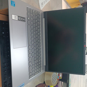 LAPTOP LENOVO IDEAPAD SLIM 3 15IRU8 (2025) 512 GB SSD 8 GB RAM (SEMINUEVO)