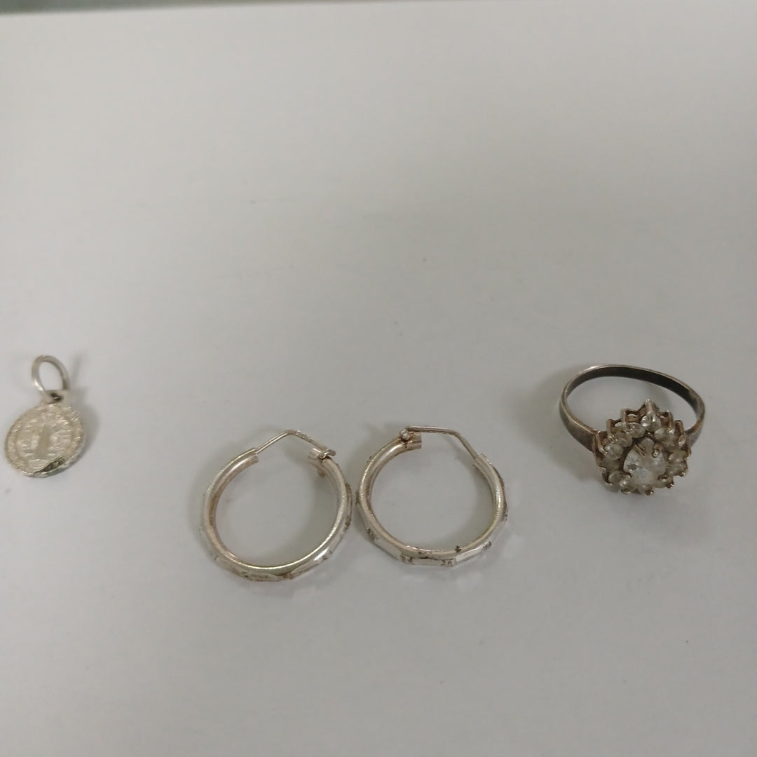 ANILLITO,ARRACADAS PAR,MEDALLA RELIGIOSA PLATA 5,10 GRMS (SEMINUEVO)