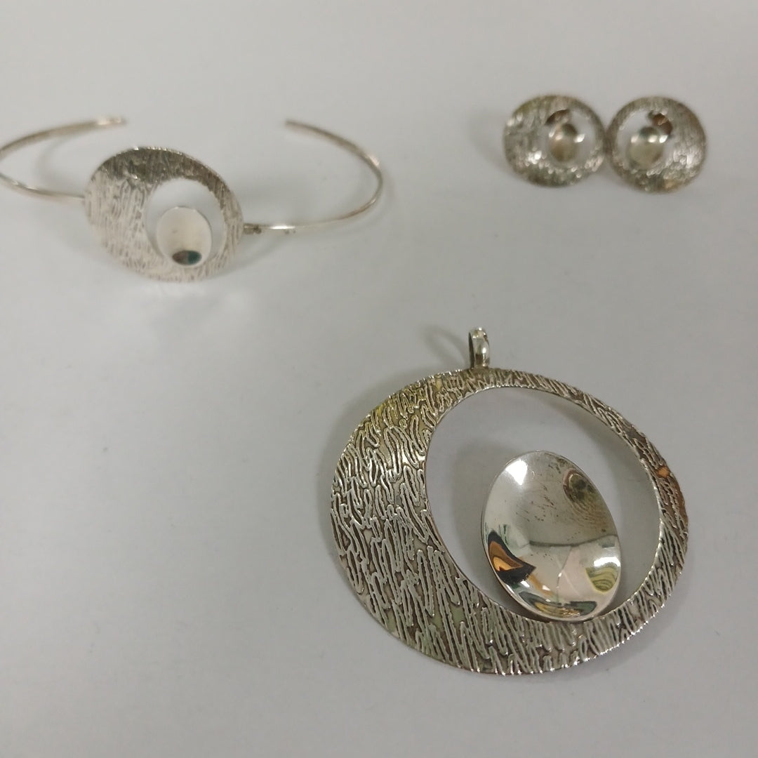 BROQUELES PAR,DIJE,PULSERA PLATA 14,10 GRMS (SEMINUEVO)