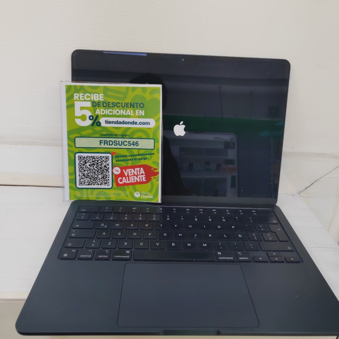 LAPTOP APPLE MACBOOK AIR 13" 2022 3.49 A2681 (8 CPU/8 GPU) 256 GB SSD 8 GB RAM (SEMINUEVO)