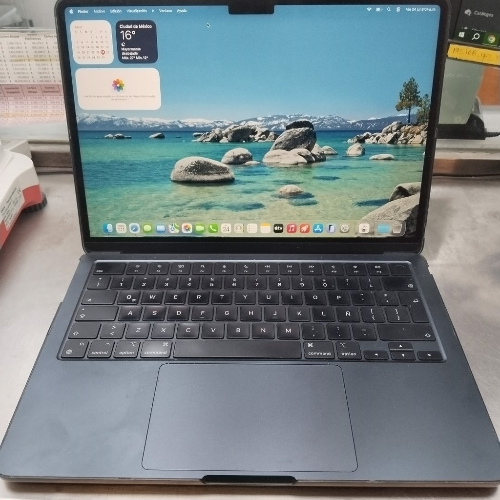 LAPTOP APPLE MACBOOK AIR 13" 2022 3.49 A2681 (8 CPU/8 GPU) 256 GB SSD 8 GB RAM (SEMINUEVO)