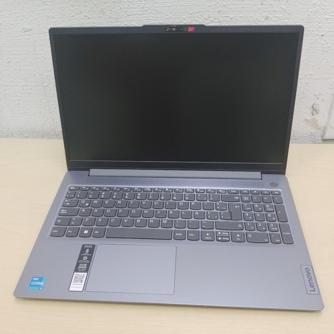 LAPTOP LENOVO IDEAPAD SLIM 3 15IRU8 (2025) 512 GB SSD 8 GB RAM (SEMINUEVO)