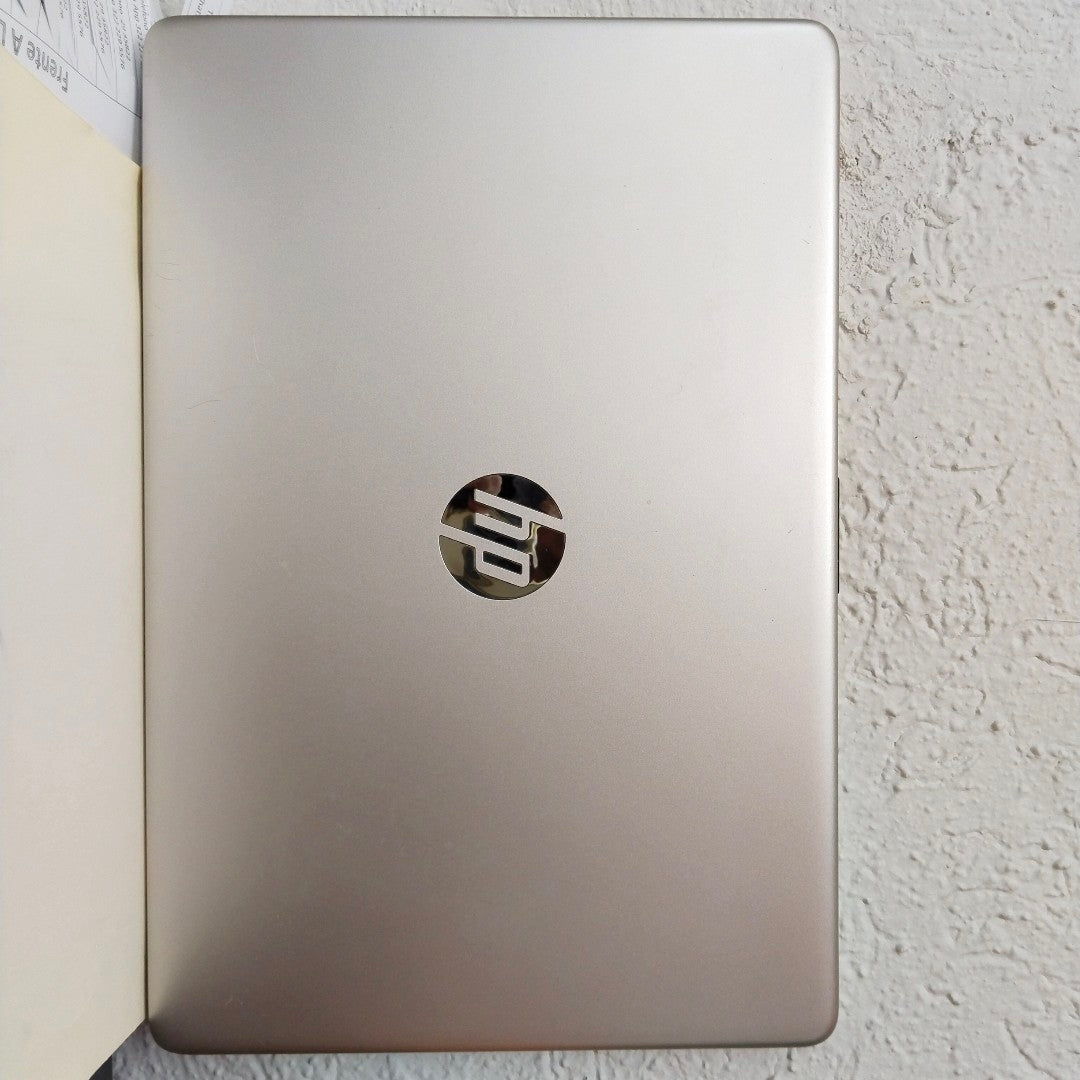 LAPTOP HP 15-EF2518LA (2023) 256 GB SSD 12 GB RAM (SEMINUEVO)