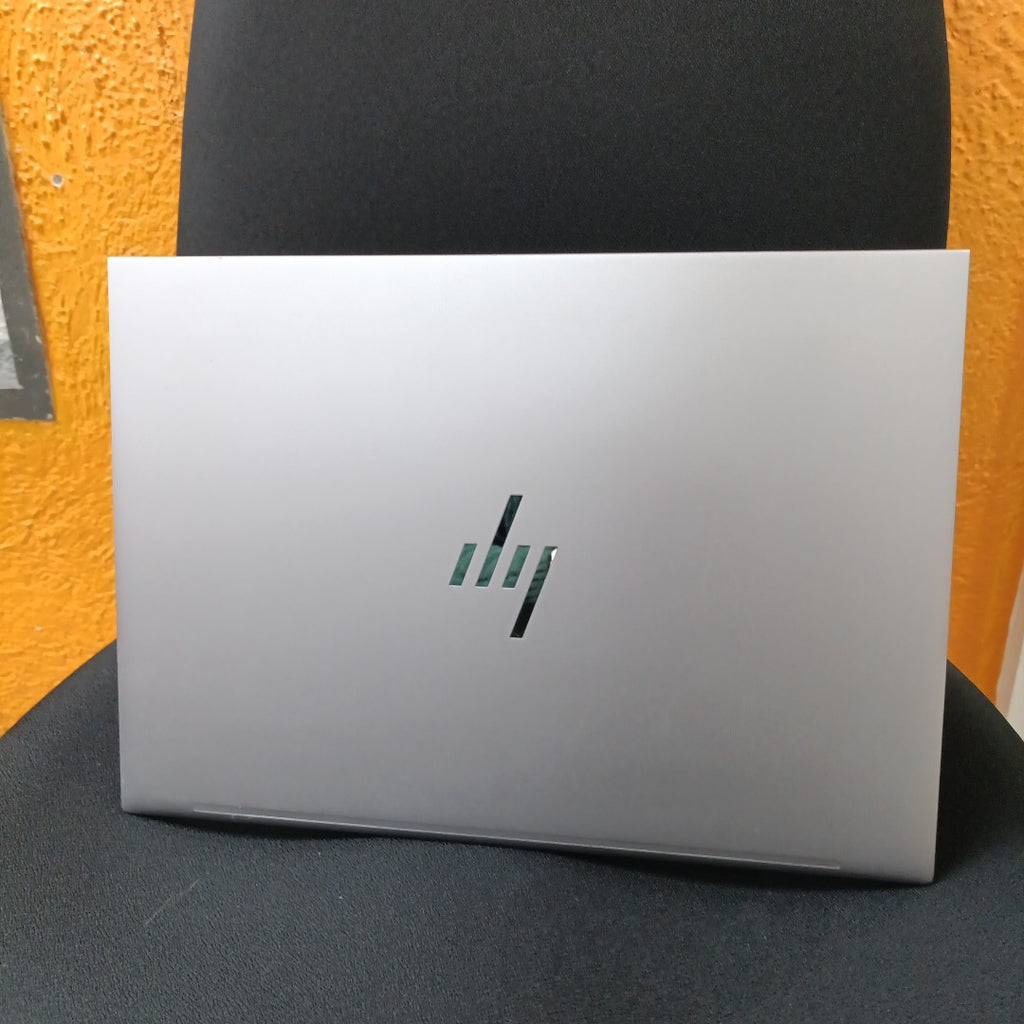 LAPTOP HP ZBOOK FIREFLY 14 G11 (2024) 512 GB SSD 16 GB RAM (SEMINUEVO)