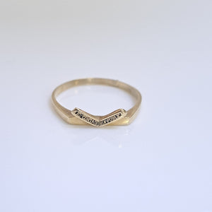 ANILLO DE GRADUACIÓN ORO 10 K 1.3 GRMS (SEMINUEVO)