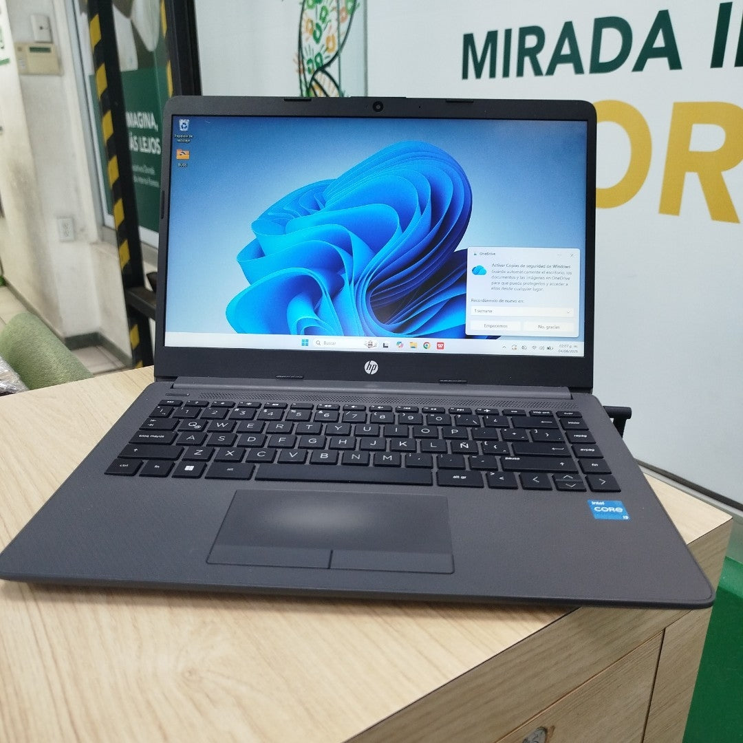 LAPTOP HP 240 G8 (2024) 256 GB SSD 8 GB RAM (SEMINUEVO)