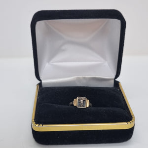 ANILLO DE GRADUACIÓN ORO 10 K 0.9 GRMS (SEMINUEVO)