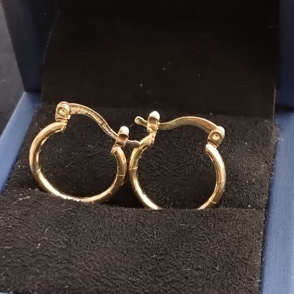 ARETES ARRACADAS ESTRIADAS 14K 1.4 GR (NUEVO)