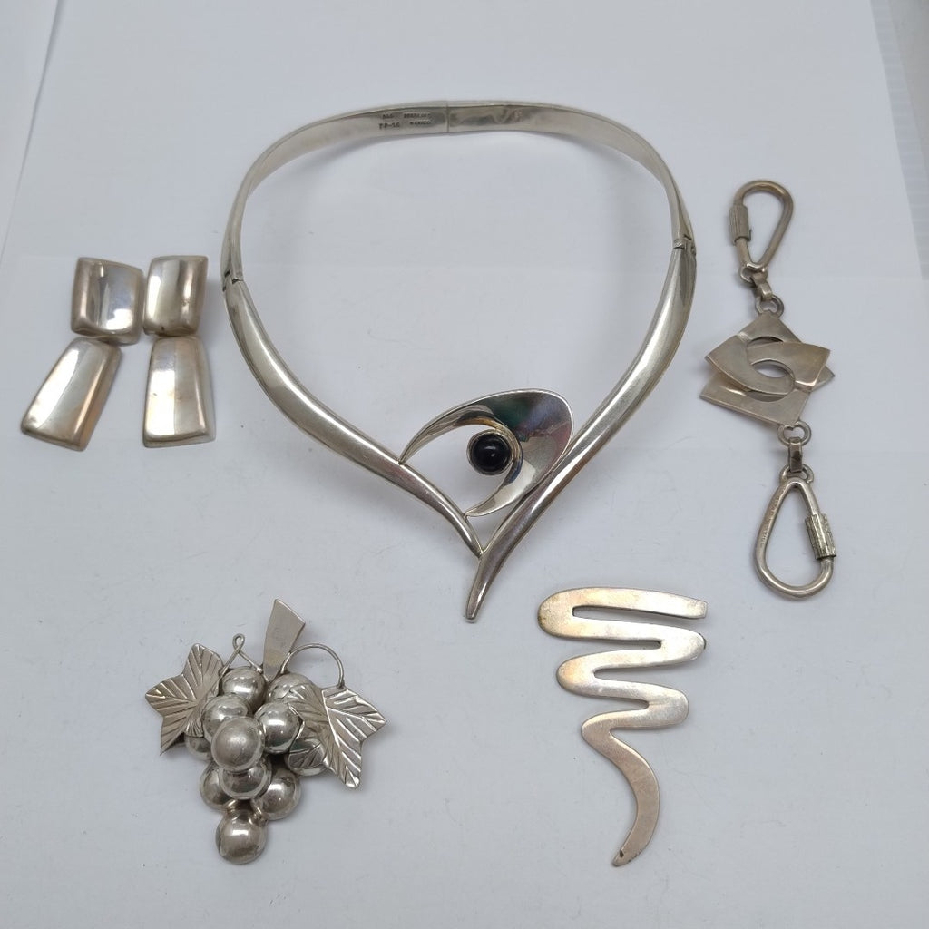 ARETES PAR, GARGANTILLA, LLAVERO, PRENDEDOR PLATA 204.3 GRMS (SEMINUEVO)