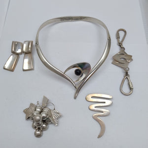 ARETES PAR, GARGANTILLA, LLAVERO, PRENDEDOR PLATA 204.3 GRMS (SEMINUEVO)