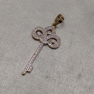 DIJE LLAVE C CIRCONIAS 14K 1.5 GR (NUEVO)