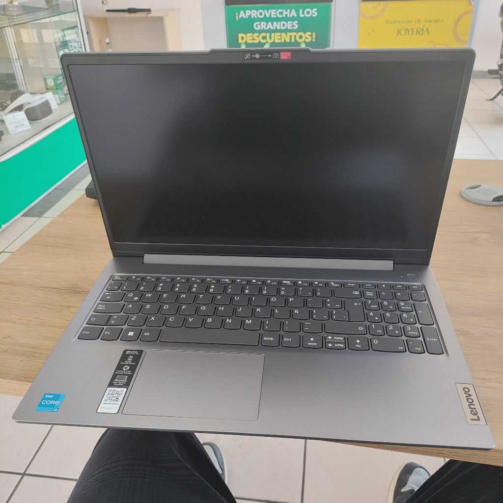 LAPTOP LENOVO IDEAPAD SLIM 3 15IRU8 (2025) 512 GB SSD 8 GB RAM (SEMINUEVO)