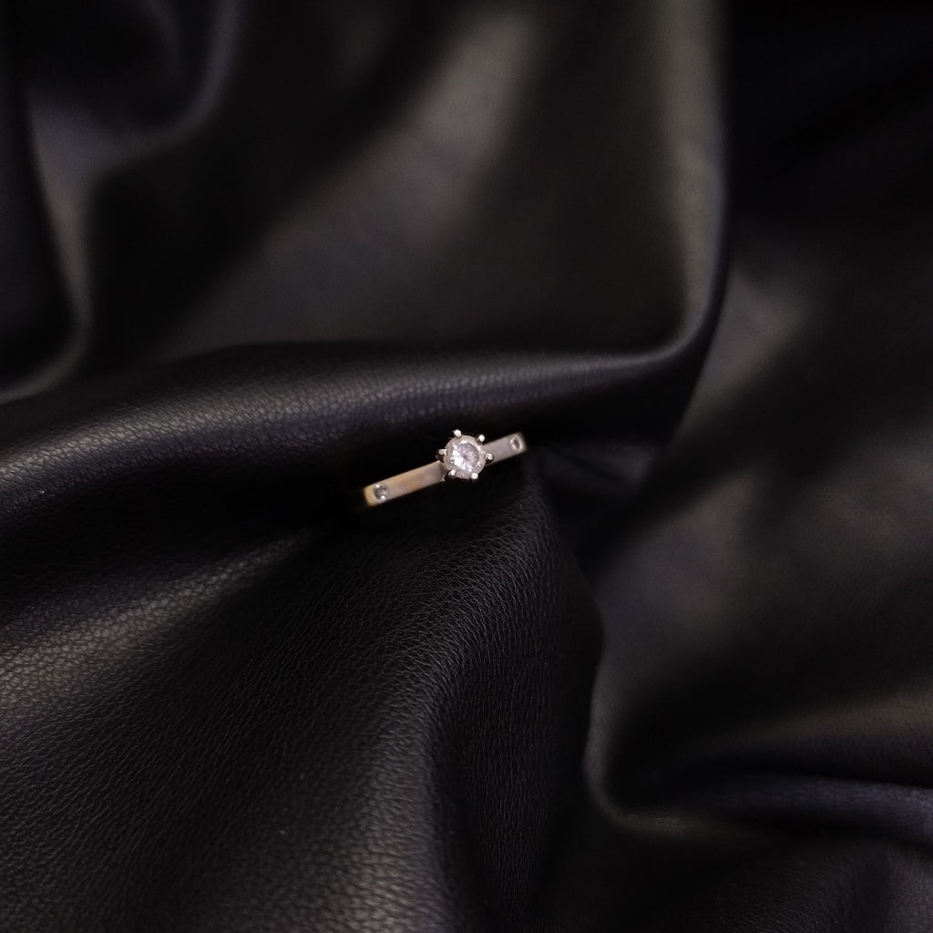 SOLITARIO ORO BLANCO 14 K 2.9 GRMS (SEMINUEVO)