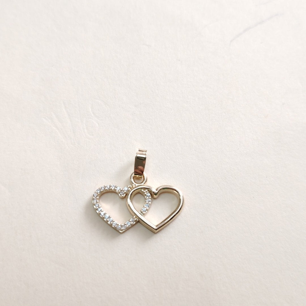 DIJE TEJIDO DOS CORAZONES CON CIRCONIAS 14K 1.4 GR (NUEVO)