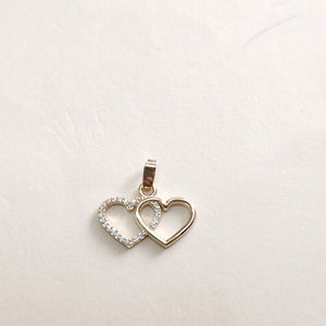 DIJE TEJIDO DOS CORAZONES CON CIRCONIAS 14K 1.4 GR (NUEVO)