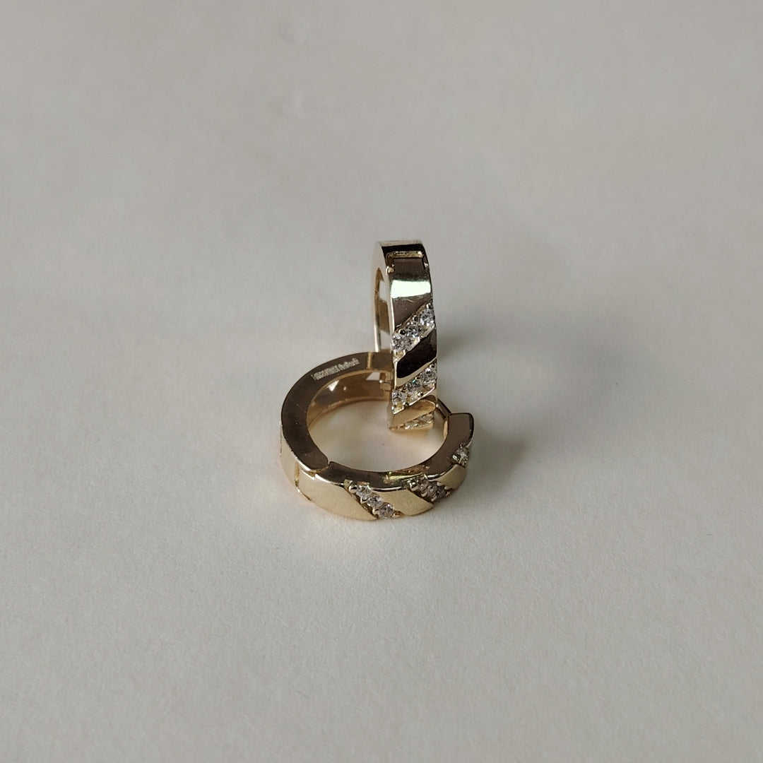 ARETES HUGGIES CON CIRCONIAS 14K 2.3 GR (NUEVO)