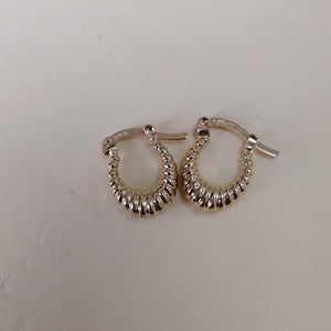 ARETES ARRACADA ESTRIADAS 14K 1.2 GR (NUEVO)