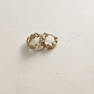 ARETES HUGGIES HEXAGONALES C CIRCONIAS 14K 2.5 GR (NUEVO)