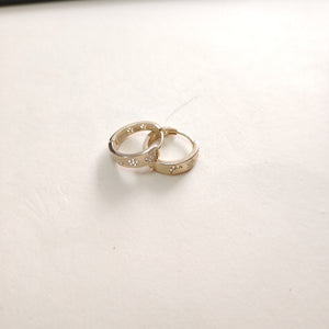 ARETES TEJIDO HUGGIES CON CIRCONIAS 14K 3 GR (NUEVO)