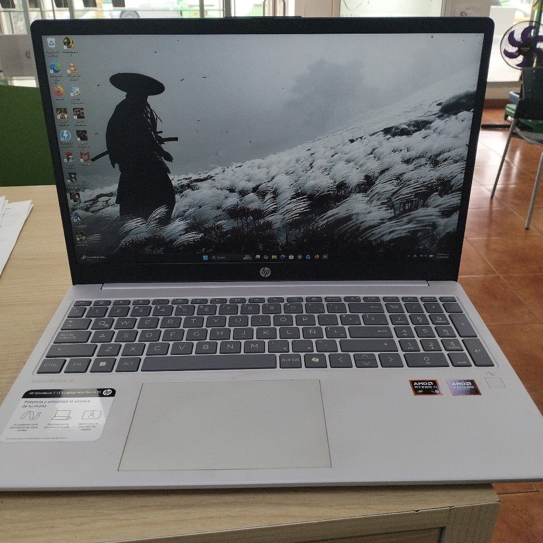 LAPTOP HP OMNIBOOK 3 NGAI 15-FN0051LA (2025) 512 GB SSD 16 GB RAM (SEMINUEVO)