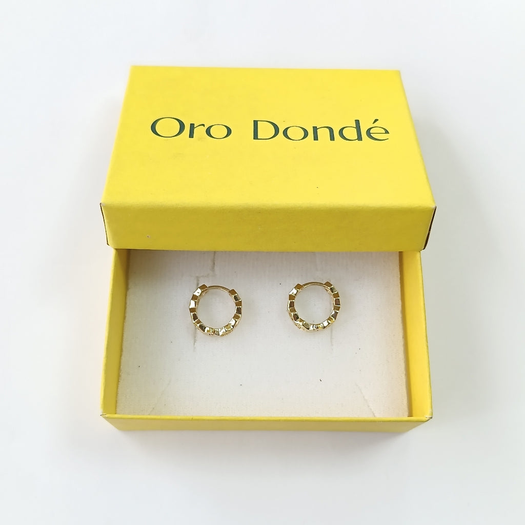 ARETES HUGGIES HEXAGONALES C CIRCONIAS 14K 2.6 GR (NUEVO)