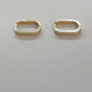ARETES HUGGIES OVALADA C CIRCONIAS 14K 2.4 GR (NUEVO)