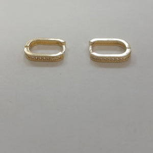 ARETES HUGGIES OVALADA C CIRCONIAS 14K 2.4 GR (NUEVO)