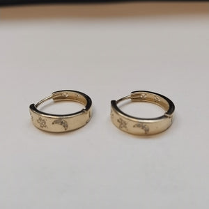 ARETES TEJIDO HUGGIES CON CIRCONIAS 14K 3 GR (NUEVO)