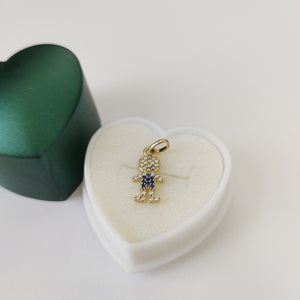DIJE NIÑO CON CIRCONIAS Y PIEDRAS DE COLOR 10K 0.8 GR (NUEVO)