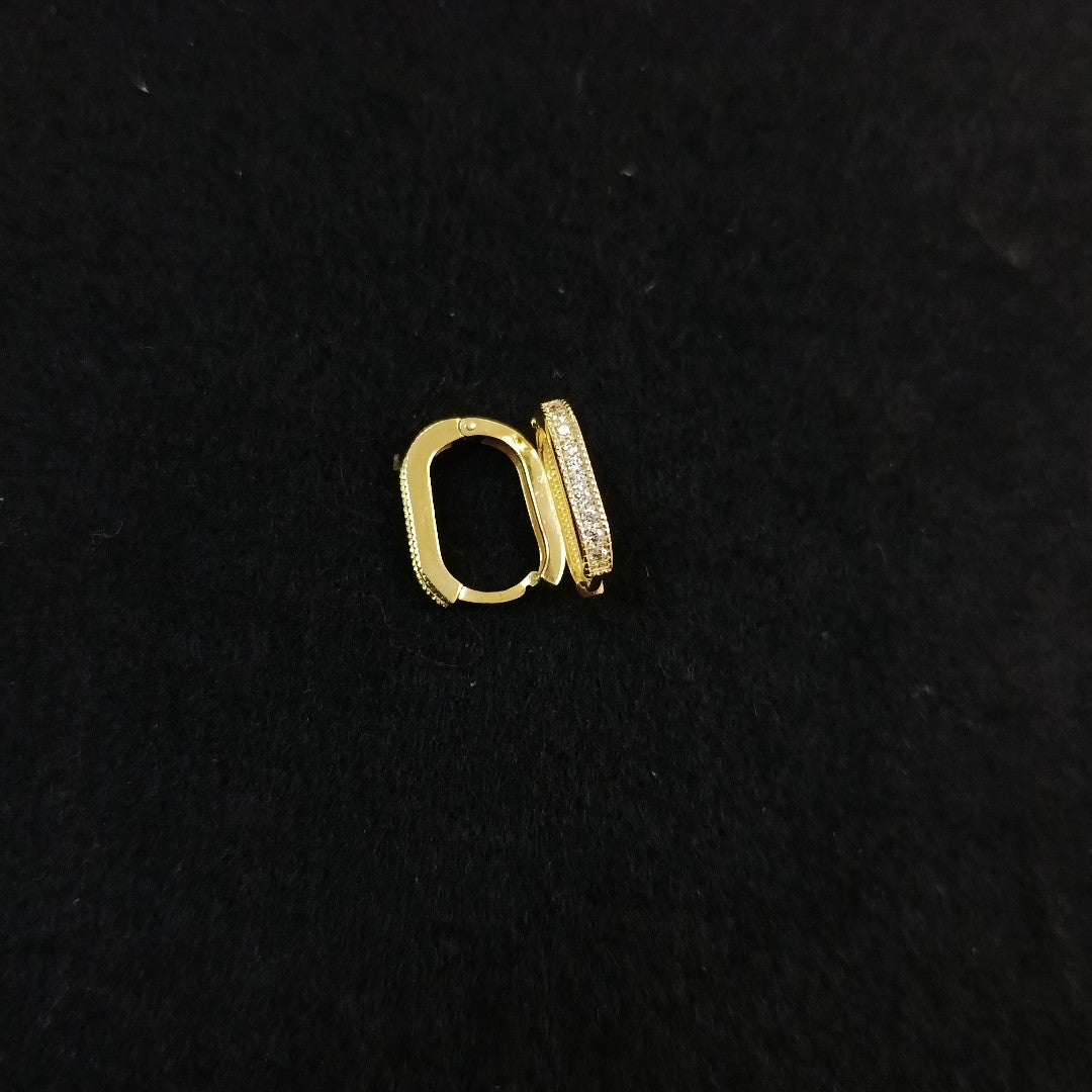 ARETES HUGGIES OVALADA C CIRCONIAS 14K 2.4 GR (NUEVO)